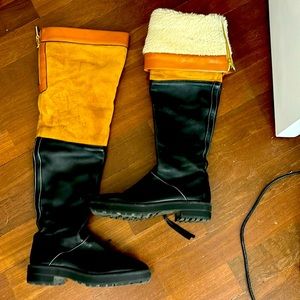 Stuart Weitzman black leather and tan surge Sherpa lined flat boots size 8.5